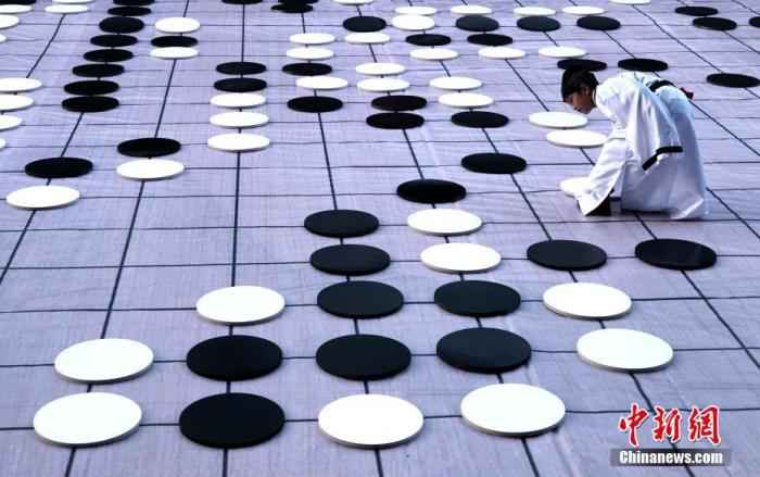 资料图:作为中华传统文化的一部分,围棋经千百年历史积淀,它承载了深厚的文化内涵。中新社记者 王中举 摄 体坛留声机丨25年前,他曾“拯救”了中国围棋