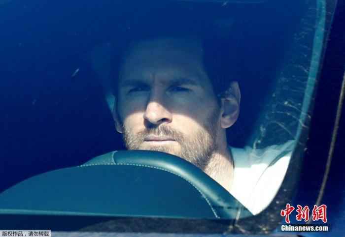 当地时间5月6日,巴萨一线队全体成员集合进行新冠检测,梅西、苏亚雷斯与众队友驾车归队。图为梅西驾车归队。 体坛观察丨西甲重启近在眼前,几家欢喜几家愁