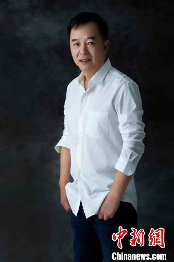 导演、编剧陈育新。受访者供图 陈育新自编自导刑侦剧《燃烧》:拒绝套路 不留