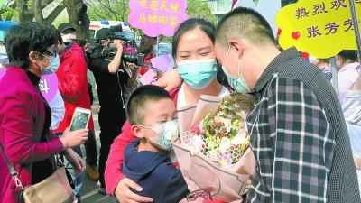 “妈妈,我要给您一个熊抱”