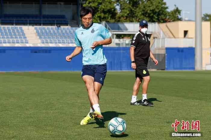 当地时间5月23日,西班牙巴塞罗那,西班牙人训练备战。据悉 ,武磊已在个人周记中表示球队已经进入一天两练的节奏。此前武磊一度感染新冠病毒,但目前其核酸检测结果已经转为阴性。图为图为武磊在训练中。图片来源:视觉中国 武磊与球迷互动:身体已恢复 球队一定能保级