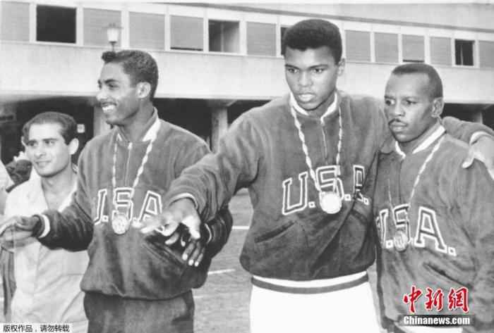 资料图:1960年初,刚满18岁的阿里开始参加业余拳击比赛,这时的阿里已经接受了6年的拳击训练。凭借优异的表现,18岁的阿里成为美国代表队的成员,出征1960年的罗马奥运会。在81公斤级的比赛中,阿里三战全胜,顺利进入决赛。 如果,与种族主义战斗一生的拳王阿里还活着