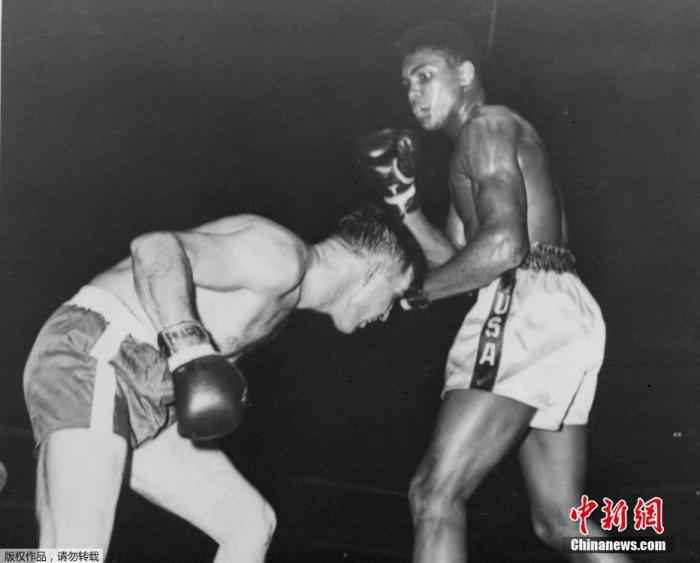 资料图:1960年10月29日,对阿里来说是一个新的开始。这一天,他参加了自己的第一场职业比赛,并获得了胜利。 如果,与种族主义战斗一生的拳王阿里还活着