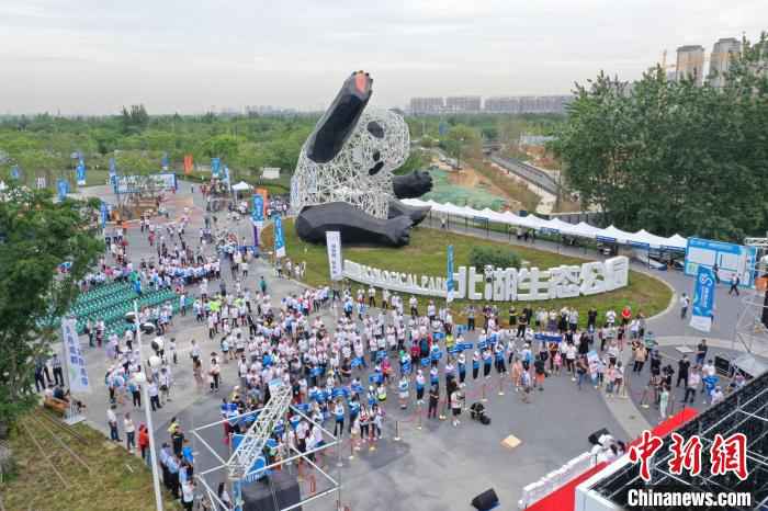 “爱成都?迎大运”—2020成都世界自行车日暨天府绿道健康行自行车骑游活动启动仪式现场。 主办方供图 摄 成都:近万名骑行爱好者世界自行车日同步“云