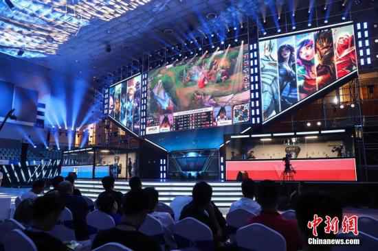 5月24日,观众在观看总决赛。当日,2019NEST全国电子竞技大赛(英雄联盟)夏季总决赛在贵州贵阳举行,首场对阵中BLG战队以2:0胜WE战队。中新社记者 瞿宏伦 摄 电竞赛事联盟化,带来金钱、冠军和送不出的怪