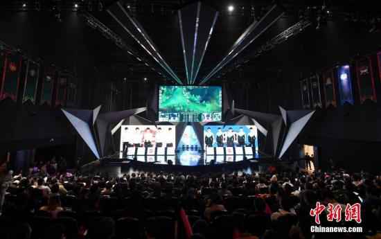 1月15日,2019英雄联盟职业联赛春季赛常规赛吸引众多英雄联盟爱好者观看。当日,该比赛在浙江杭州举行,BLG战队以2:0胜LGD战队。中新社记者 王刚 摄 电竞赛事联盟化,带来金钱、冠军和送不出的怪