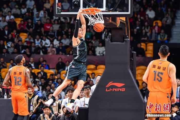 资料图:2019-2020赛季CBA全明星周末比赛瞬间。中新社记者 陈骥旻 摄 中断4个多月后,CBA宣布联赛6月20日重启!你期待
