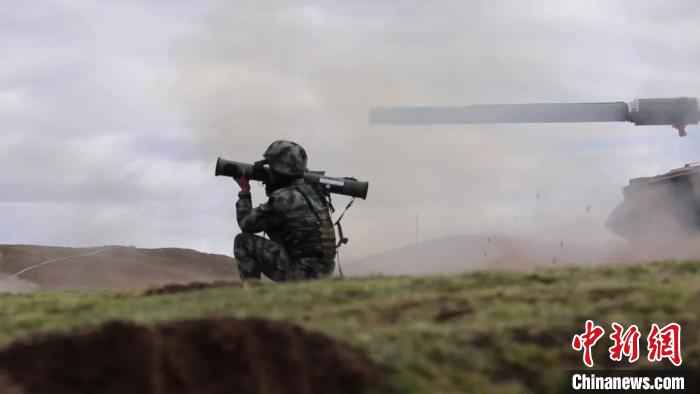 西藏军区某旅步兵营组织步坦协同演练