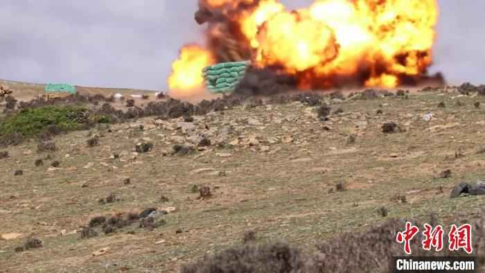 西藏军区某旅步兵营组织步坦协同演练