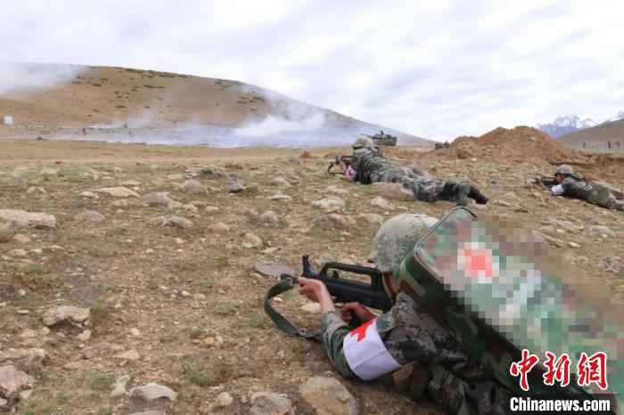 西藏军区某旅步兵营组织步坦协同演练