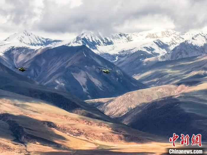 多兵种联合作战 西藏军区举行立体拔点实兵实弹