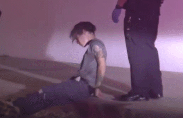 被MMA选手揍到无法走路的歹徒。 MMA选手实战能力有多强?这群倒霉劫匪最清楚…