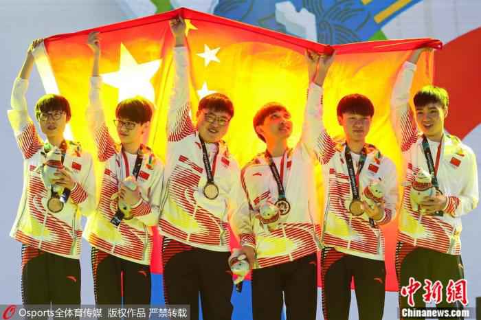 简自豪(左三)与队友们站上亚运会领奖台。 图片来源：Osports全体育图片社