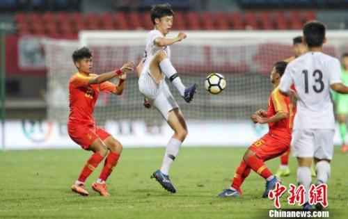 中国U18国家队和韩国U18国家队比赛现场。　涂新 摄