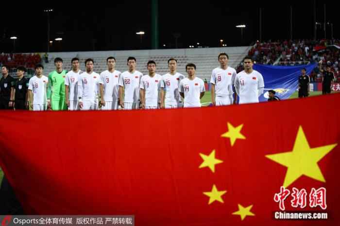 资料图:世预赛亚洲区40强赛国足与叙利亚赛前入场仪式。图片来源:Osports全体育图片社 利好?世预赛40强赛延期,这次留给国足的时间挺