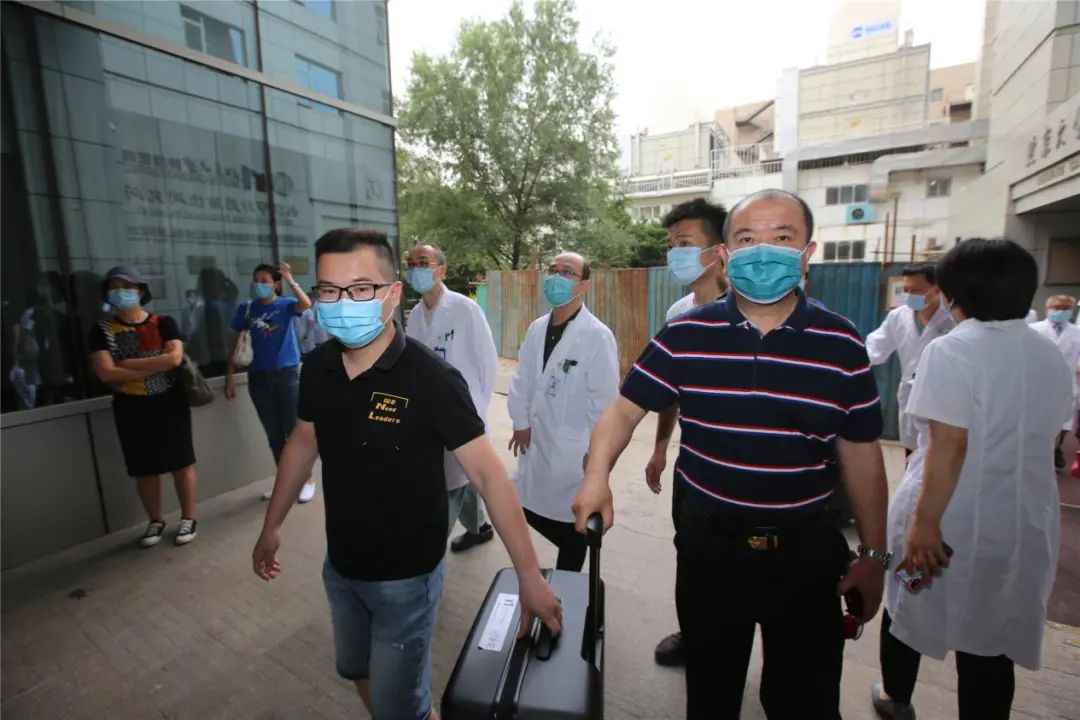 英雄再出征!北京多家医疗机构派出医疗队员驰