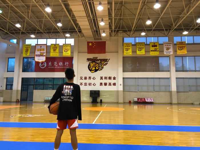 独臂篮球少年张家城接受俱乐部邀请,来到宏远篮球训练馆参观。图片来源:广东宏远男篮俱乐部官方微博 独臂篮球少年受邀参观宏远男篮 杜锋勉励其坚持