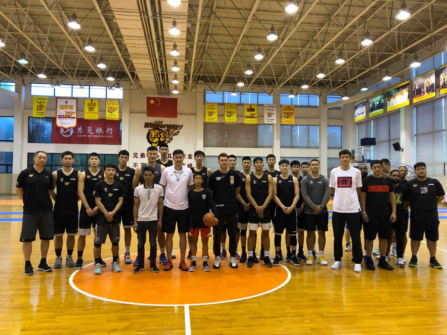 张家城与广东宏远男篮队员合影。图片来源:广东宏远男篮官方微博 独臂篮球少年受邀参观宏远男篮 杜锋勉励其坚持