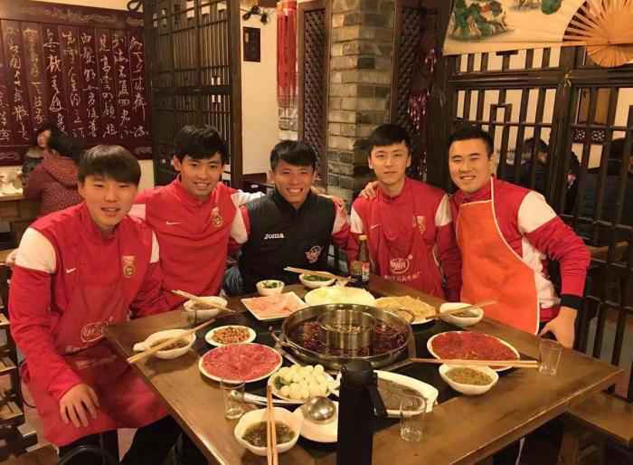 宁波队主教练耿德旸(左二)与张文(左一)既是曾经的队友,也是一起长大的挚友。受访者供图。 31岁前国脚之死:他在绿茵场上,失去了人生下半