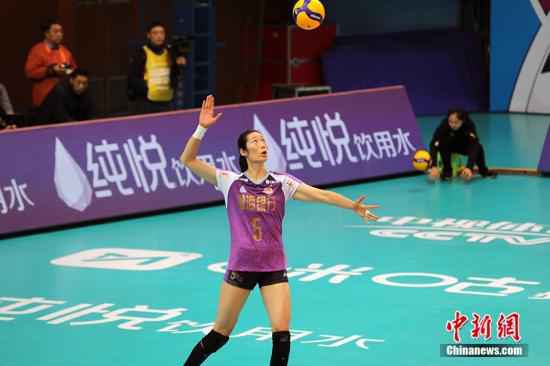 资料图:2019年12月28日,2019—2020赛季女排超级联赛半决赛展开第二轮争夺,已经先胜一场的天津女排客场挑战北京女排。图为朱婷在比赛中发球。中新网记者 田博川 摄 10岁篮球少年自律成这样!他的NBA梦会遥不可及吗