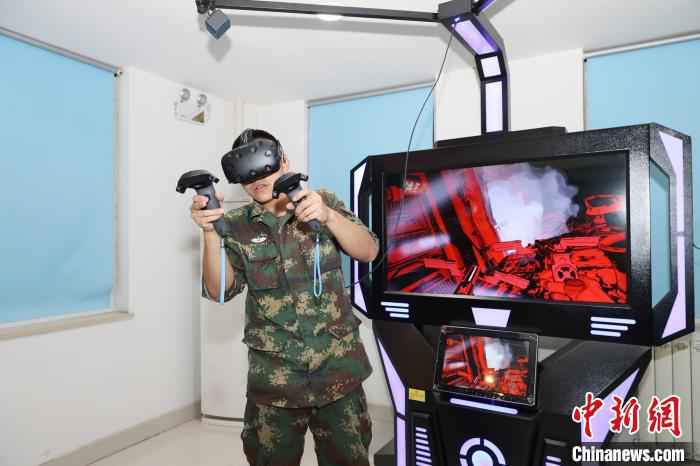 工作之余，火箭军官兵使用VR体感游戏机释放压力。　方雷 摄