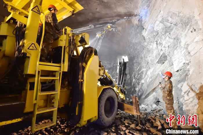 图为火箭军官兵鏖战岩层深处,完成掘进施工任务。 方雷 摄 唱起来、动起来 文娱器材“落户”火箭军深山一