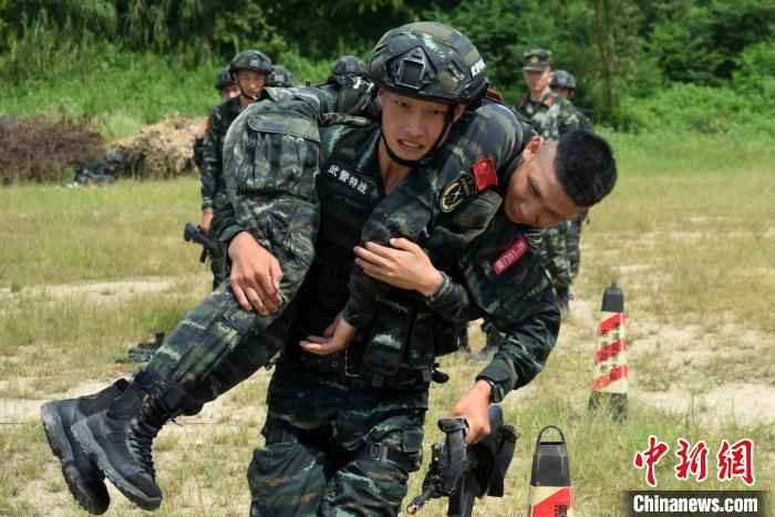 队员进行搬运伤员训练。 蒋锐 摄 160余名武警特战队员闽南开启“魔鬼周”极限训