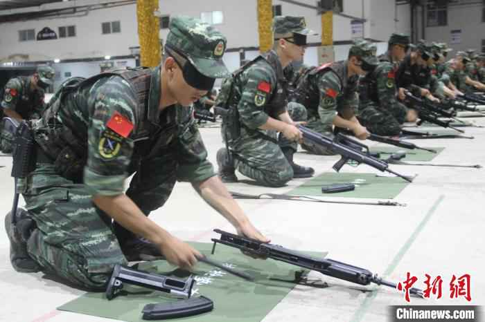 队员进行蒙眼武器分解结合训练。 蒋锐 摄 160余名武警特战队员闽南开启“魔鬼周”极限训
