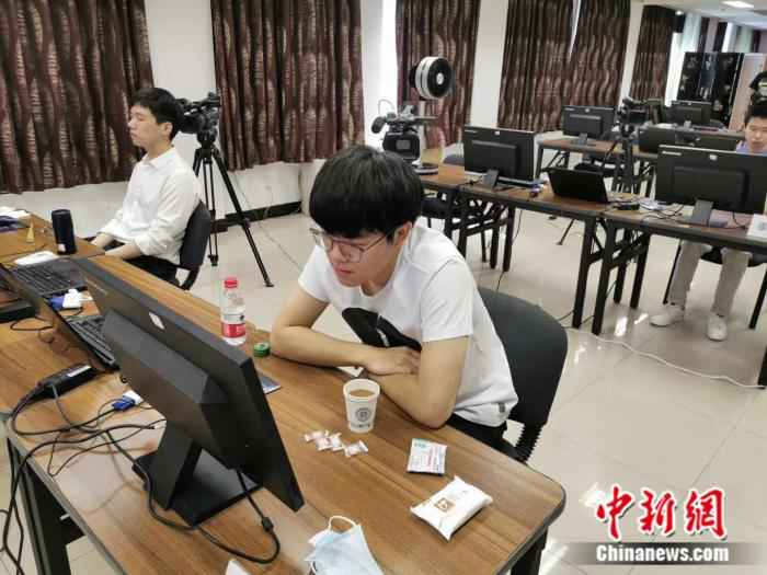 柯洁在比赛中。图片来源:中国棋院 LG杯中韩第一人之争柯洁胜申真谞 中国两棋手进