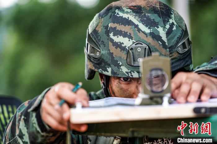 雪豹突击队组合训练挑战极限 刷新综合战斗能力