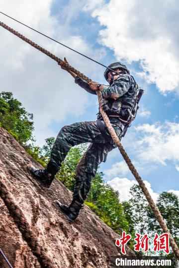 雪豹突击队组合训练挑战极限 刷新综合战斗能力