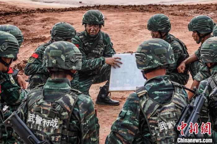 雪豹突击队组合训练挑战极限 刷新综合战斗能力