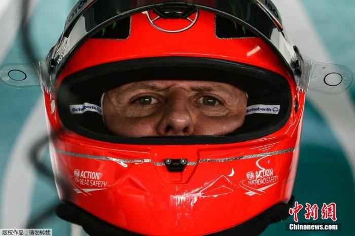 2013年12月29日,舒马赫与儿子在法国滑雪时发生意外,他的头部撞上了一块岩石后陷入昏迷状态,在接受了两次手术后,转入艰难而漫长的康复治疗阶段。(资料图) 舒马赫近况不乐观?外媒曝将通过手术重建中枢