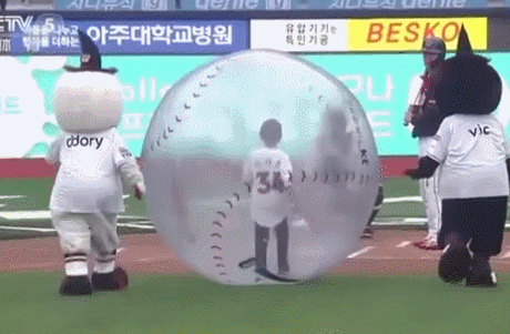 韩国棒球联赛开幕式。视频资料截图。 随着复赛,一堆奇奇怪怪的东西涌进了赛场……