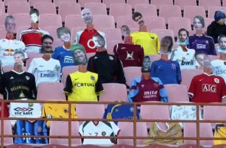 白俄罗斯联赛看台。视频资料截图。 随着复赛,一堆奇奇怪怪的东西涌进了赛场……