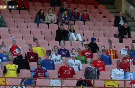 白俄罗斯联赛看台。视频资料截图。 随着复赛,一堆奇奇怪怪的东西涌进了赛场……