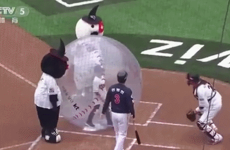 韩国棒球联赛开幕仪式。视频资料截图。 随着复赛,一堆奇奇怪怪的东西涌进了赛场……