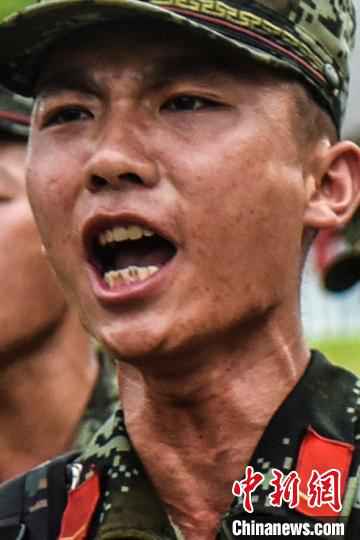 直击福建武警“魔鬼周”极限训练：30余个课目全