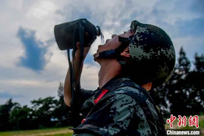 直击福建武警“魔鬼周”极限训练：30余个课目全