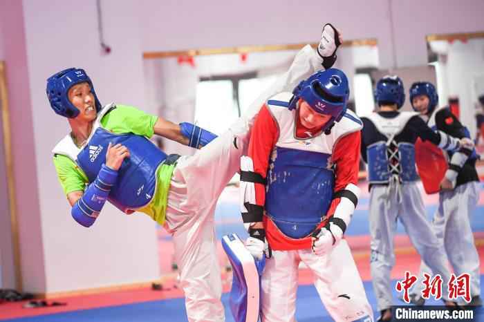 队员们每天要进行6个小时左右的训练。 武俊杰 摄 中国跆拳道队已获5张东京奥运会入场券