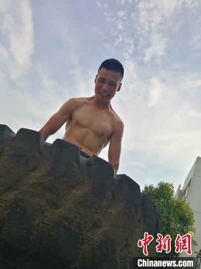 “魔鬼教头”十年无悔军旅路：喊破嗓子不如做