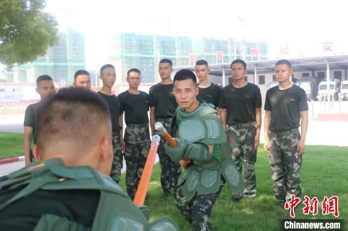 “魔鬼教头”十年无悔军旅路：喊破嗓子不如做