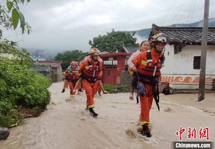 消防救援人员正在转移孩子。凉山消防提供