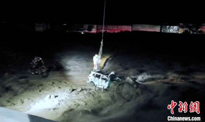 救援人员正在营救坠河车上的被困人员。凉山消防提供