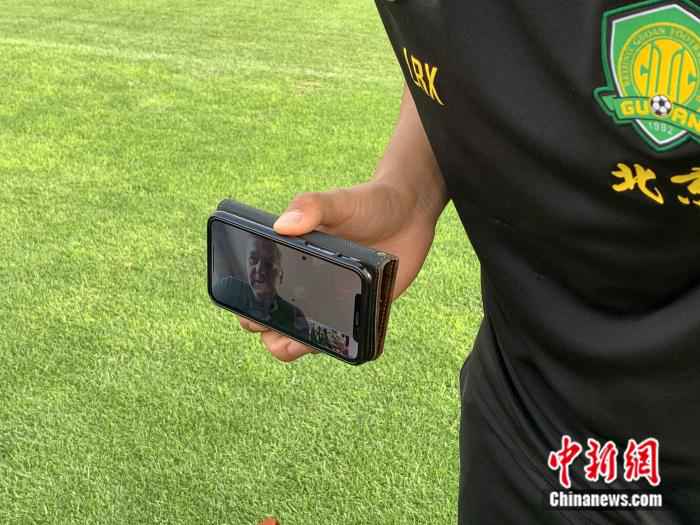 国安主帅热内西奥通过视频通话方式完成了一次特殊的采访。卞立群 摄 主帅海外“云执教” 北京国安为中超开赛枕戈待