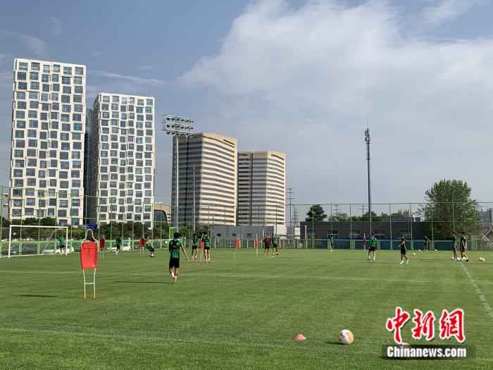 北京国安队在训练中。卞立群 摄 主帅海外“云执教” 北京国安为中超开赛枕戈待