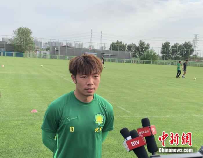 国安中场球员张稀哲接受媒体采访。卞立群 摄 主帅海外“云执教” 北京国安为中超开赛枕戈待