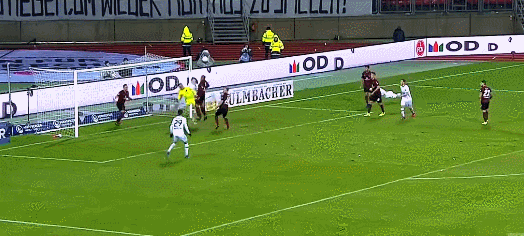 虽然身为中场球员,但门前的哈弗茨并不失冷静。 英雄出少年!德国21岁小将同期数据不逊梅西和