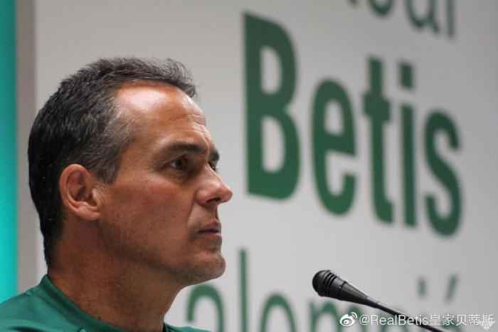阿莱克西斯-特鲁希略成为了皇家贝蒂斯一队的主教练 图片来源:皇家贝蒂斯俱乐部官方微博 还记得曾在西班牙人执教武磊的鲁比吗?他下课