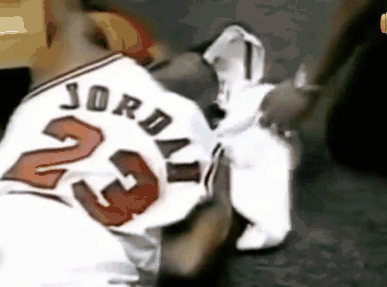 乔丹在更衣室掩面痛哭。 父亲节特别策划:那,是你离开了父亲的生活